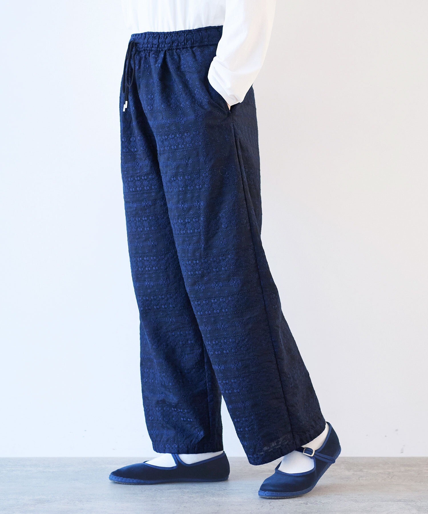【yuni】刺繍パンツ 花柄 リラックスパンツ　ゴム yuni（ユニ ）の「花刺繍パンツ（その他パンツ）」 - WEAR
