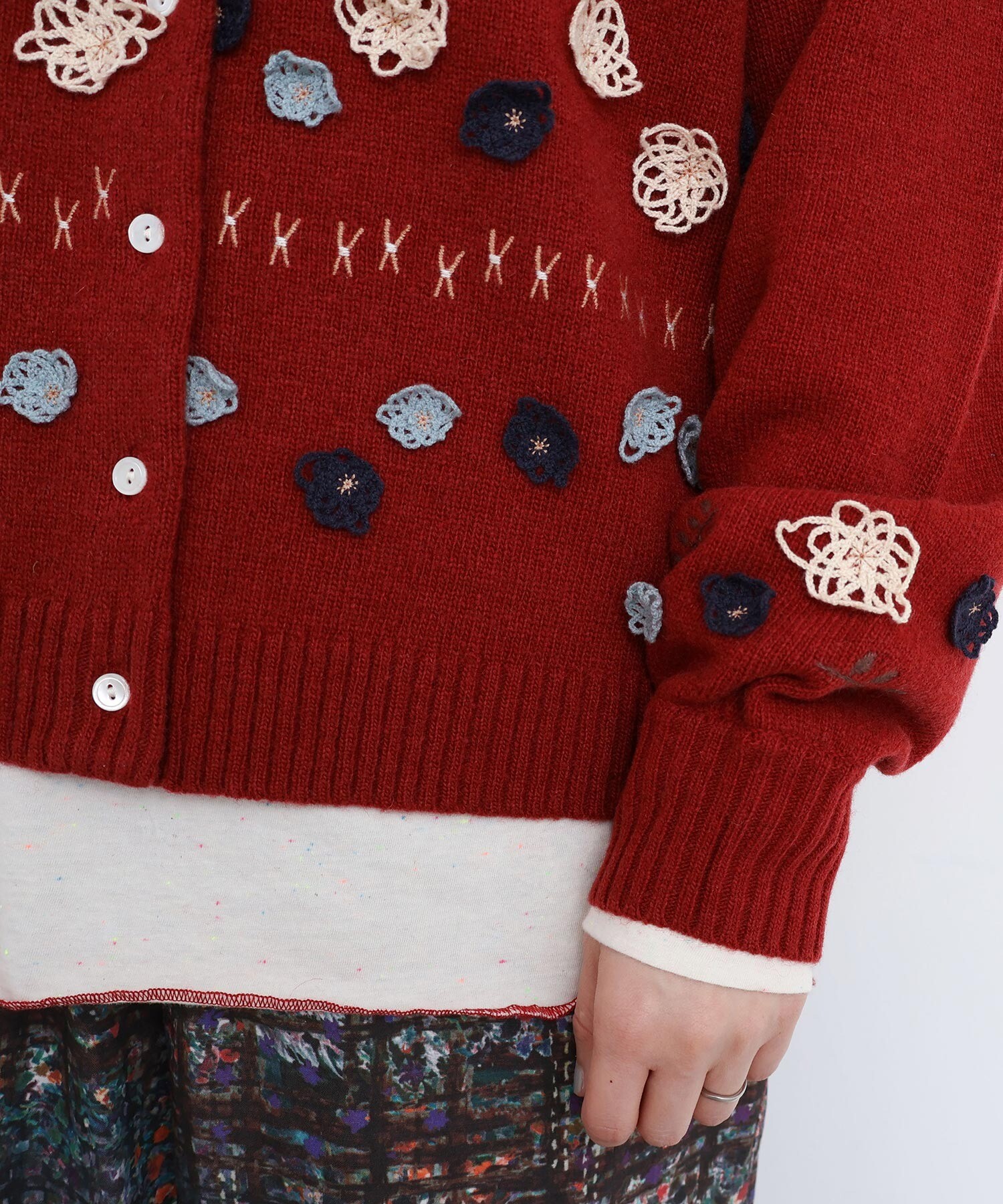 Blueberry Inn 花飾り付き赤カーディガン Blueberry Inn 花飾り付き赤カーディガン