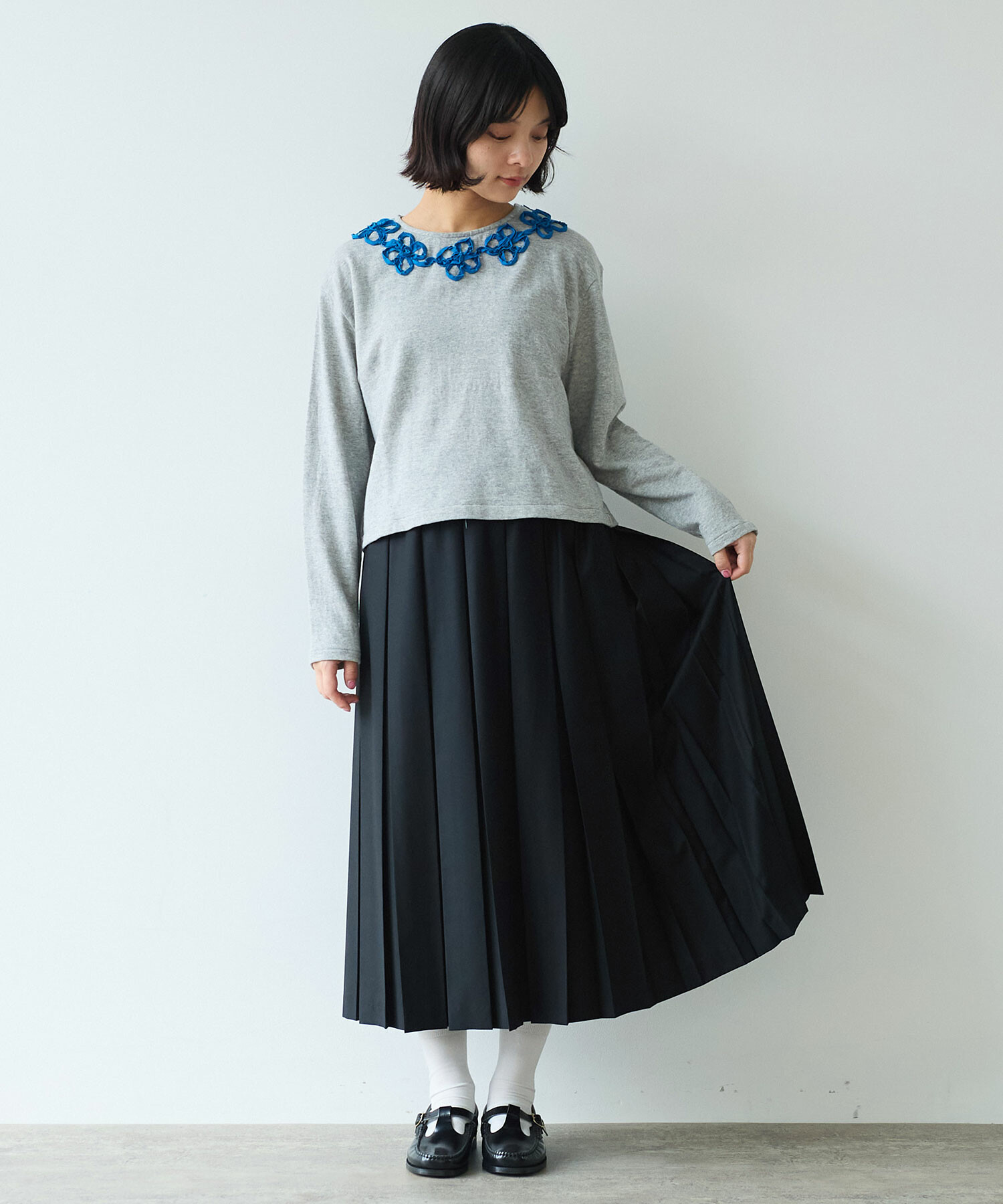 AMBIDEX Store 〇 くるくるはなテープ刺繍 プルオーバー(F クロ