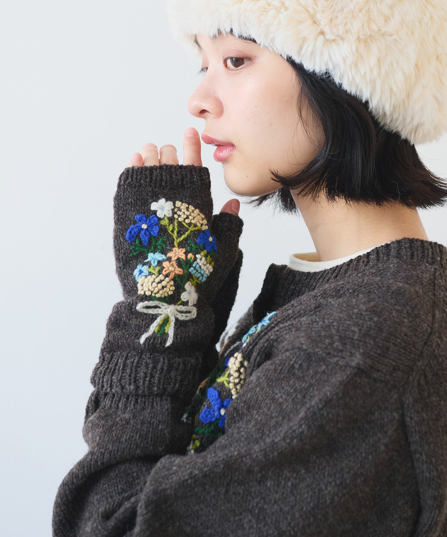 AMBIDEX Store 〇 ペルーハンドニット ブーケ刺繍 グローブ(F シロ
