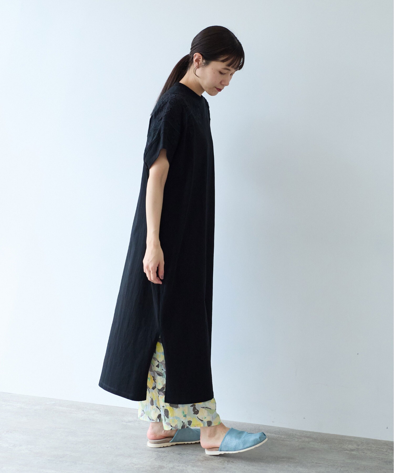 スリット刺繍裾プリーツワンピース スリット半袖プリーツワンピース | レディースファッション通販