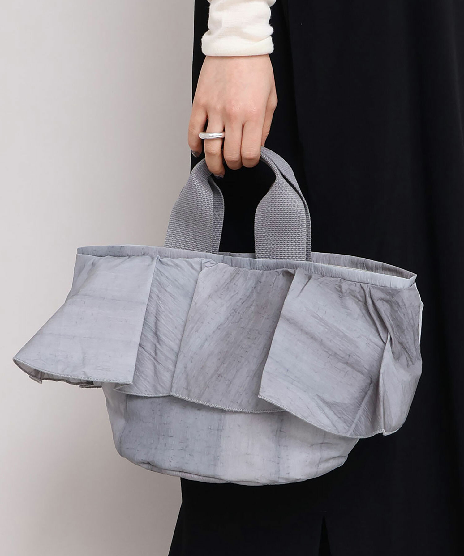 AMBIDEX Store 〇ナイロンタフタ流し染め ラッフルフリル バッグ(F AMBIDEX Store 〇ナイロンタフタ流し染め ラッフルフリル バッグ(F