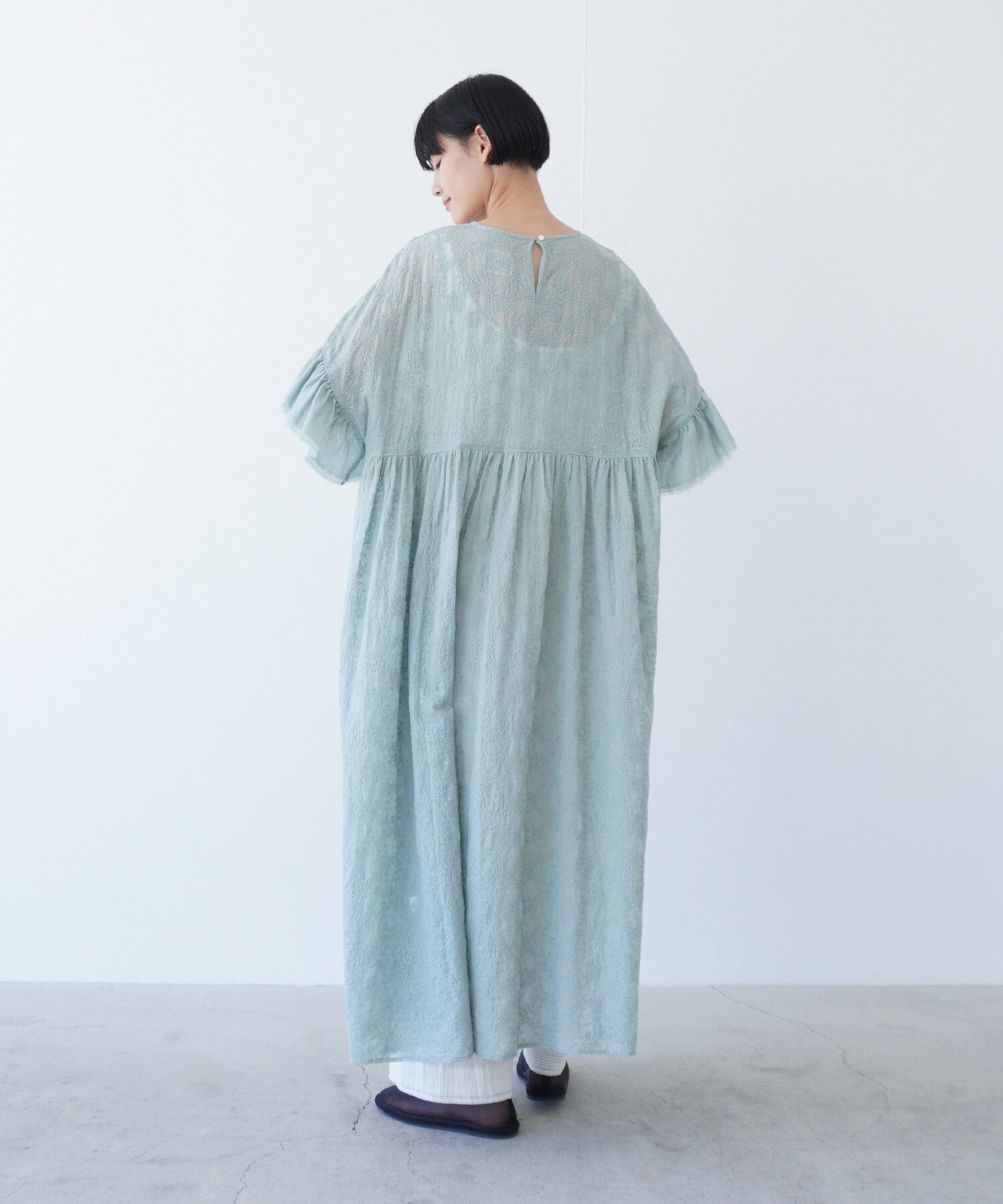 dium Flower embroidery one piece T　ワンピース dium. | Flower embroidery one piece 柔らかなホワイト