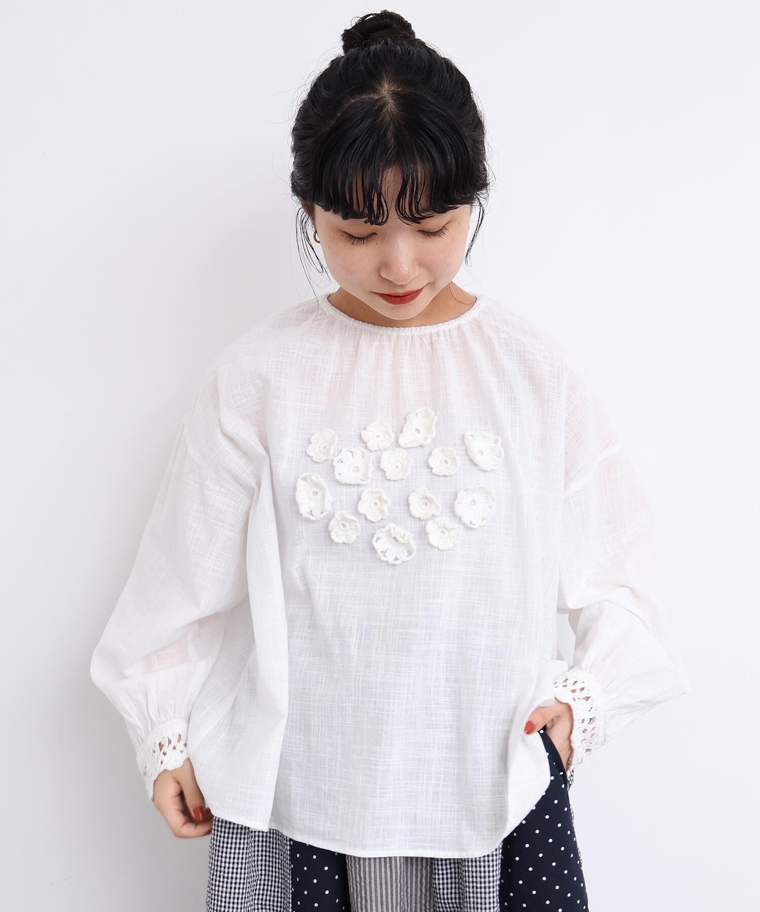 AMBIDEX Store handcraft かぎ針お花のついたTブラウス(F シロ): l