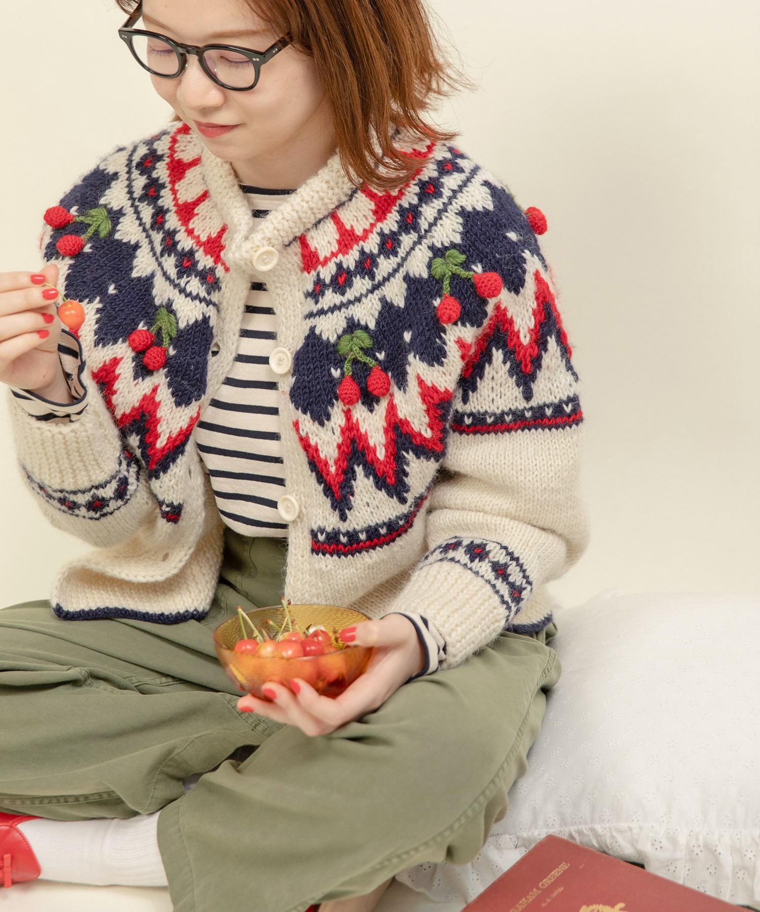 ネパールハンドニット 求心さくらんぼ刺繍カーディガン