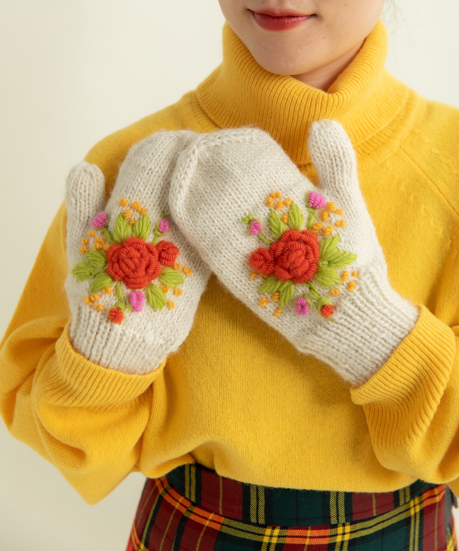 AMBIDEX Store ○【WEB別注】ネパールハンドニット 刺繍ミトン(F クロ