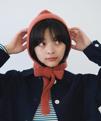 アキアカネakiakaneのフリル付きベージュ麦わら帽子 アキアカネakiakaneのフリル付きベージュ麦わら帽子