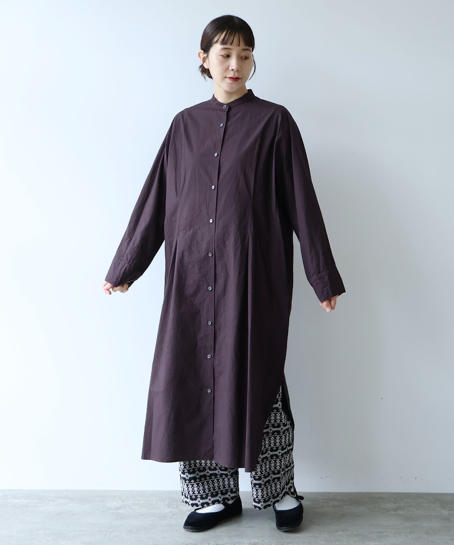 yuni ワンピース　ノースリーブ　シャツ yuni（ユニ ）の「○単色花刺繍 ノースリーブシャツワンピース